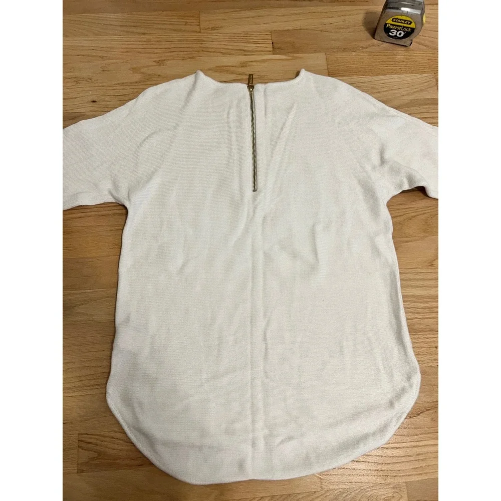 Michael Kors White Short Sleeve Knit Top Back Gold Zipper Curved Hem Size Medium